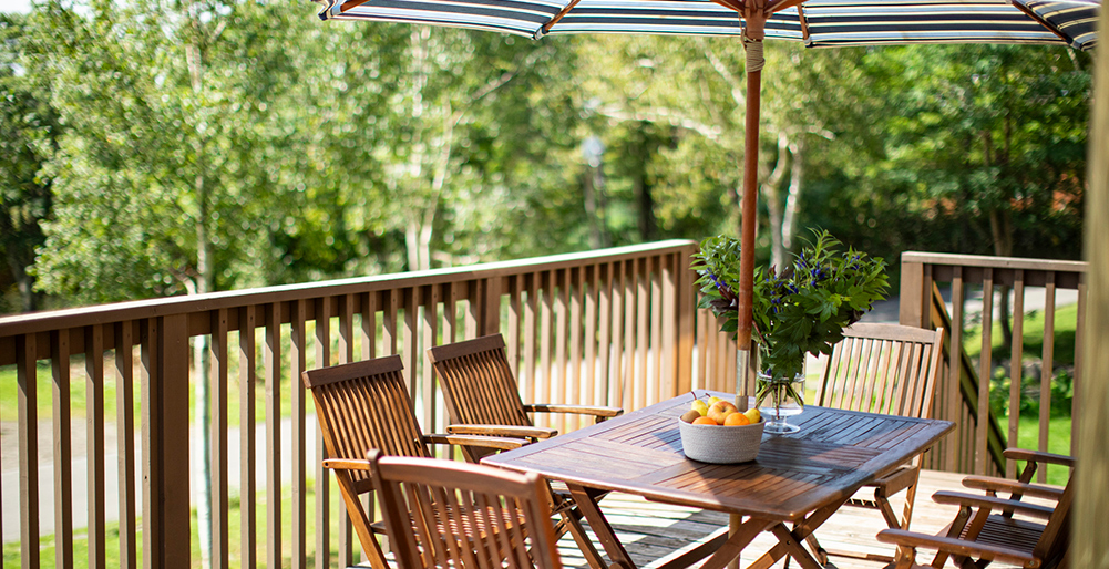 Casa La Mount - Breezy outdoor dining on the deck